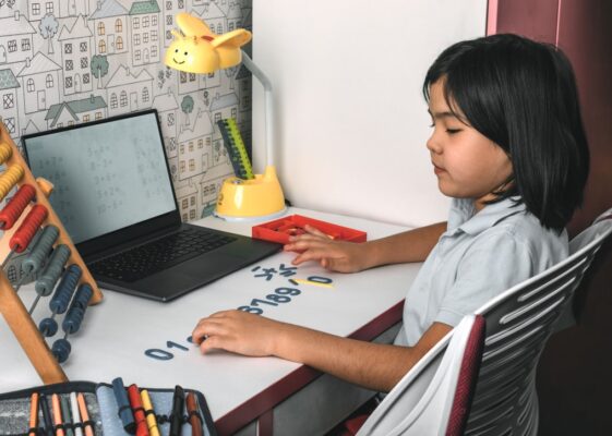 Belajar matematik atas talian online guna komputer laptop