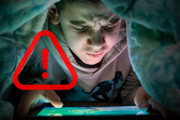 Budak tengok tablet dalam selimut alert