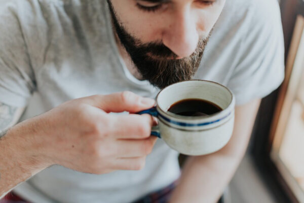 Lelaki sedang minum kopi pekat